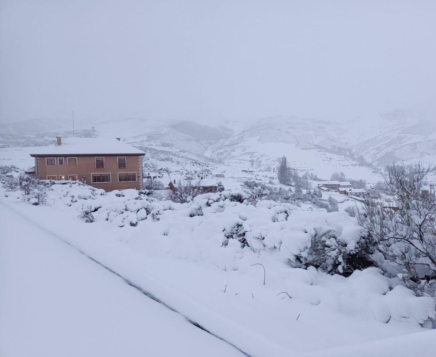 Hotel Pico Espiguete Alba De Los Cardanos Екстер'єр фото