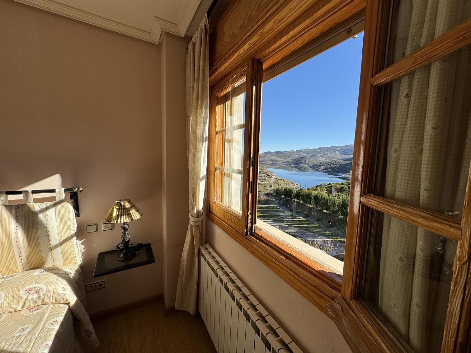 Hotel Pico Espiguete Alba De Los Cardanos Екстер'єр фото
